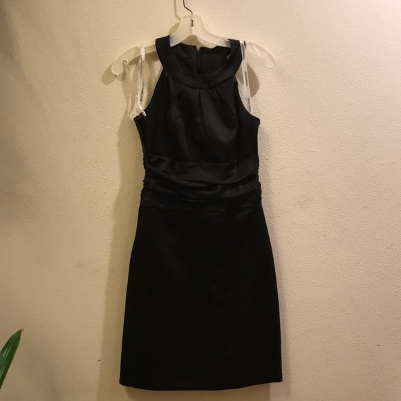 Short formal David’s Bridal gown - Picture 1 of 5